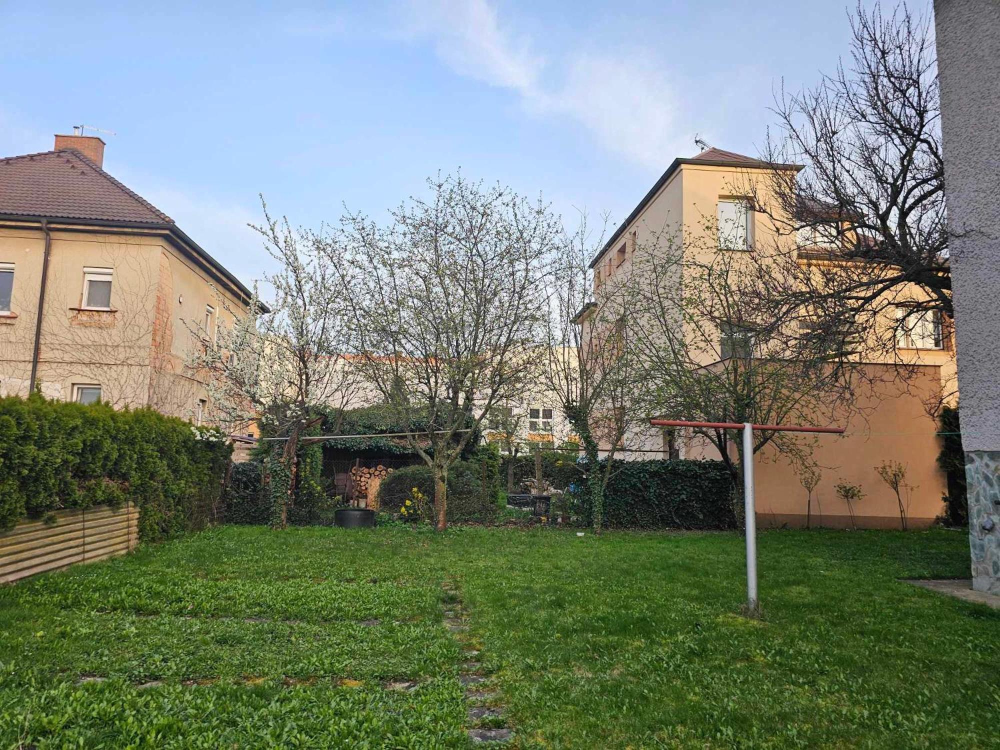 Dum Se Dvema Byty, Zahrada, Wifi, Netflix A Parkovani Zdarma, Klidna Cast Hradce Kralove Apartment Hradec Kralove