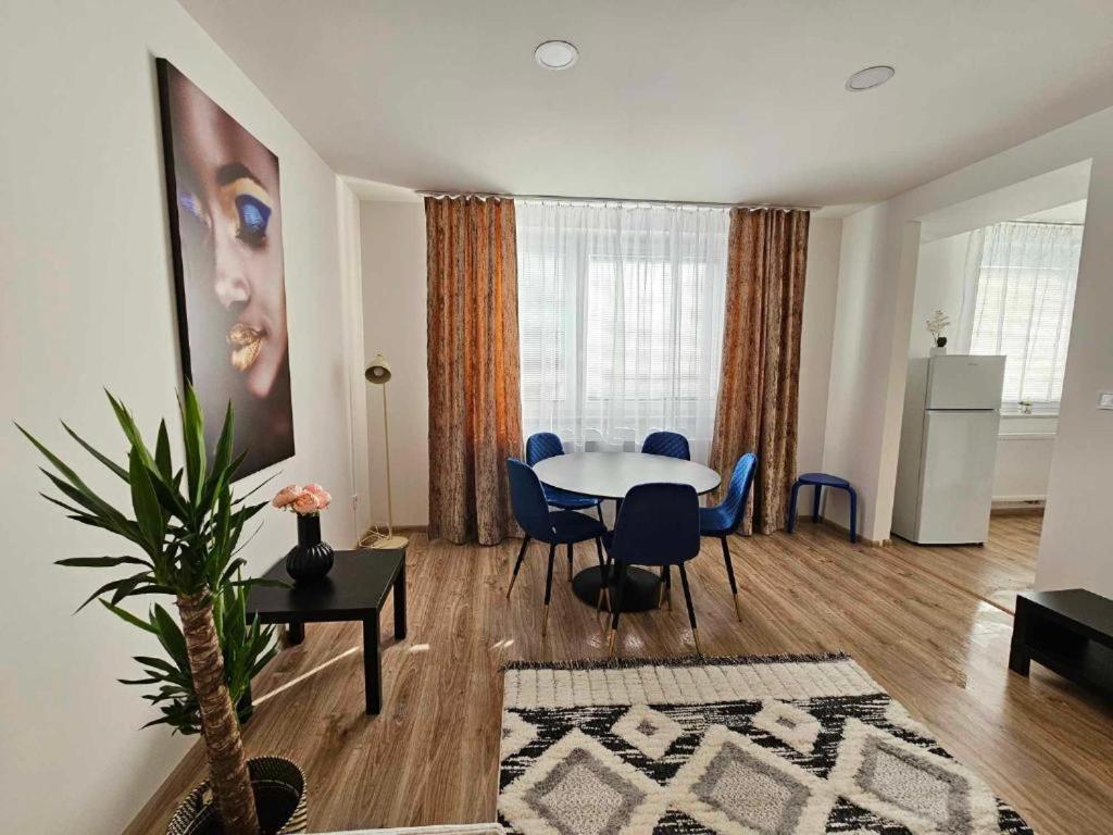 Dum Se Dvema Byty, Zahrada, Wifi, Netflix A Parkovani Zdarma, Klidna Cast Hradce Kralove Apartment Hradec Kralove